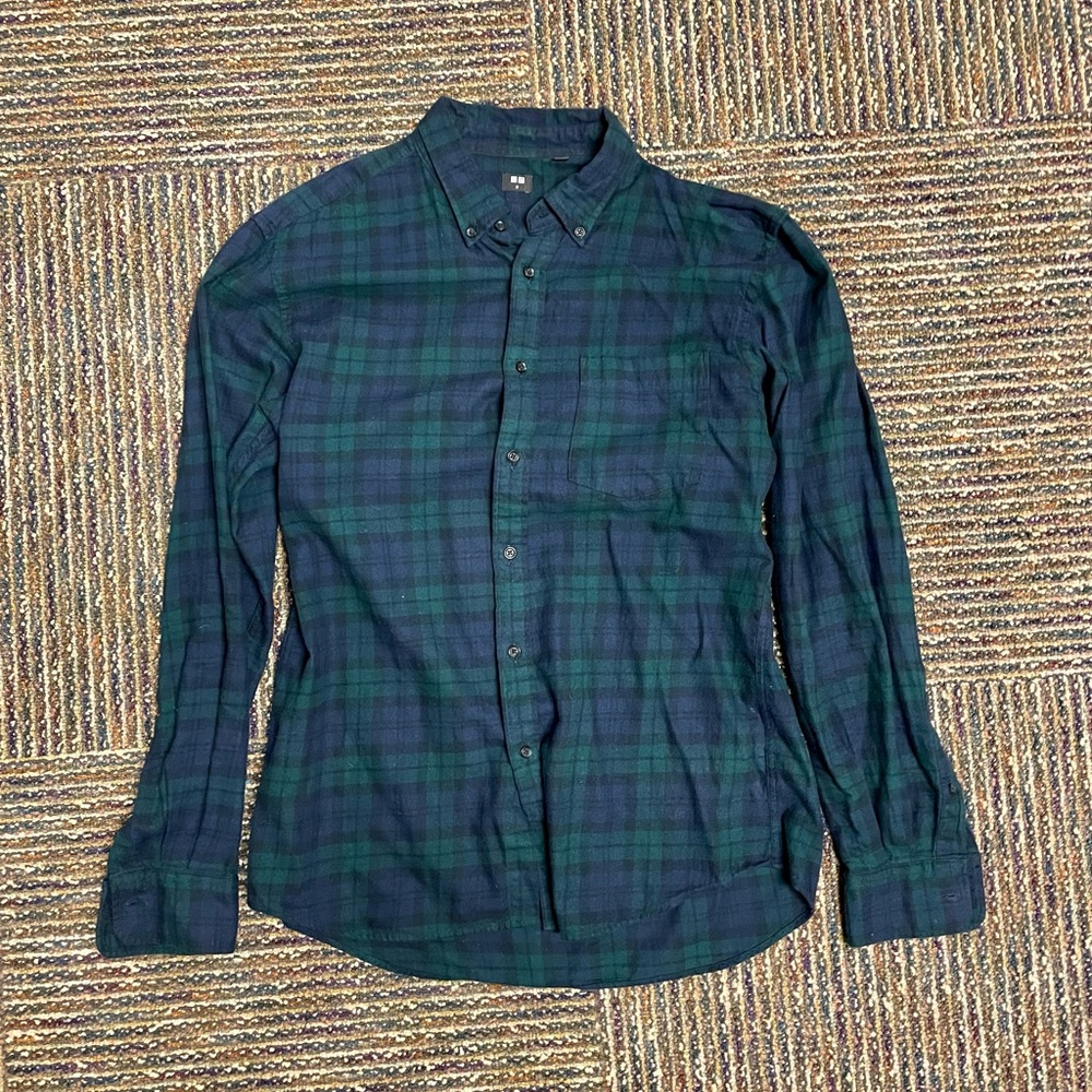 Uniqlo Dark Plaid Button Down Longsleeve Shirt